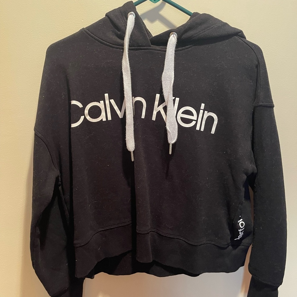 Calvin Klein - black cropped hoodie 🤍